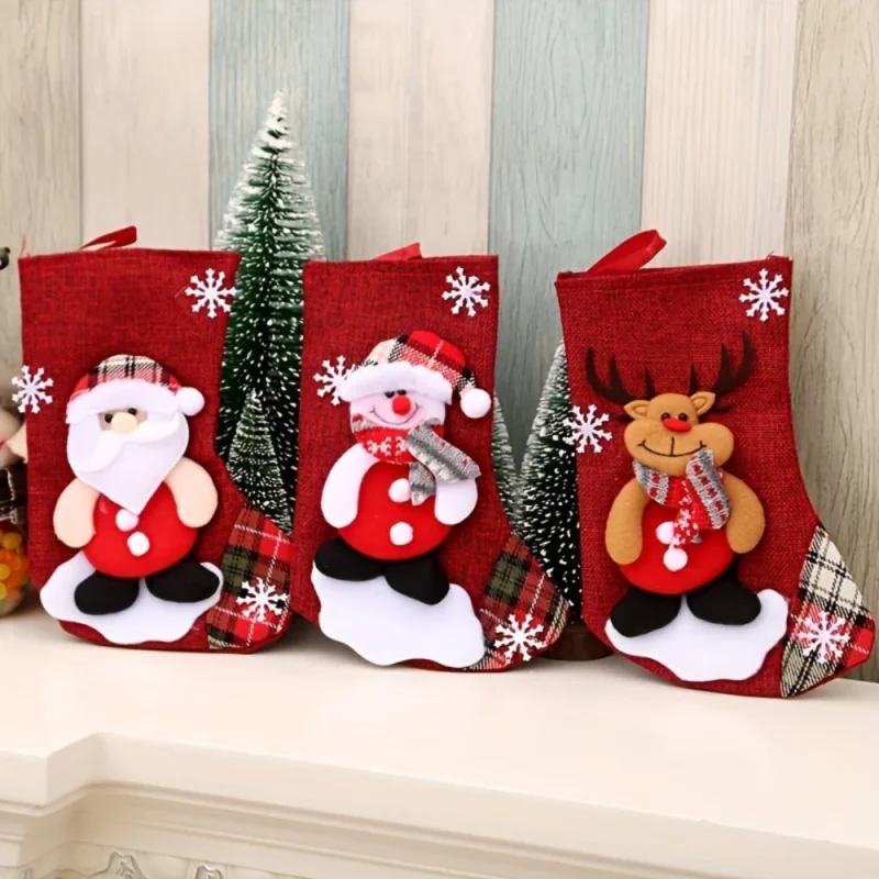 Weihnachtsstrümpfe mit Figurenmotiven zum Aufhängen
