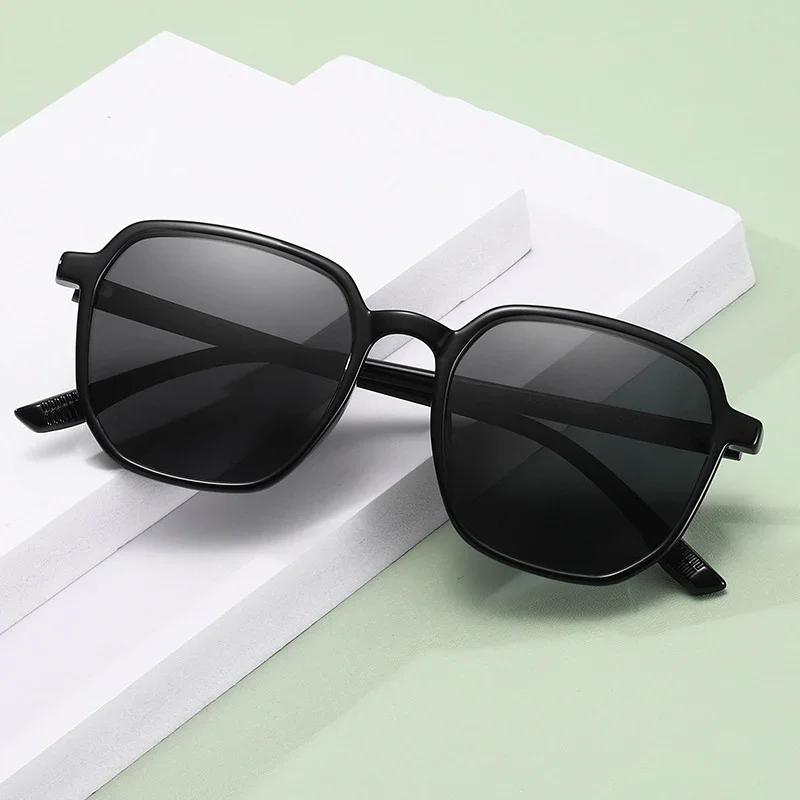 Damen Quadratische Sonnenbrille mit modernem Rahmen Karnz