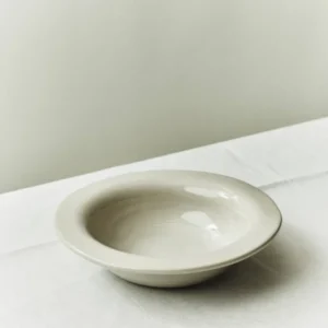 S.R. Small Shallow Bowl von Louise Roe