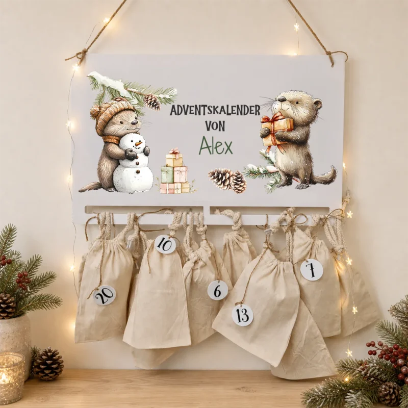 Personalisierter Adventskalender mit Igel und Otter, Zahlenanhängern und Baumwollbeuteln
