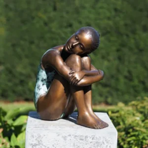 Bronzen beeld Zittend meisje 29x24x11cm - Doika - Bronzen beeld - Doika - 5410807013809 - AN1380BR-B