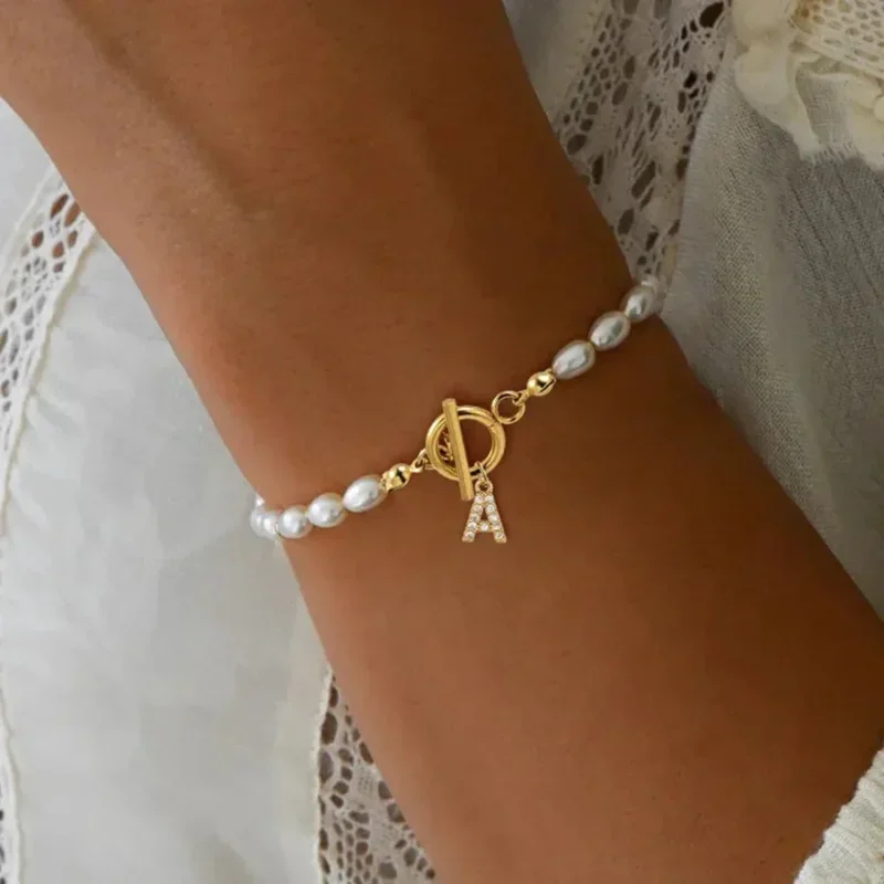 Karnz | Klassische Perlenverschluss Buchstabeninitialen Armbänder
