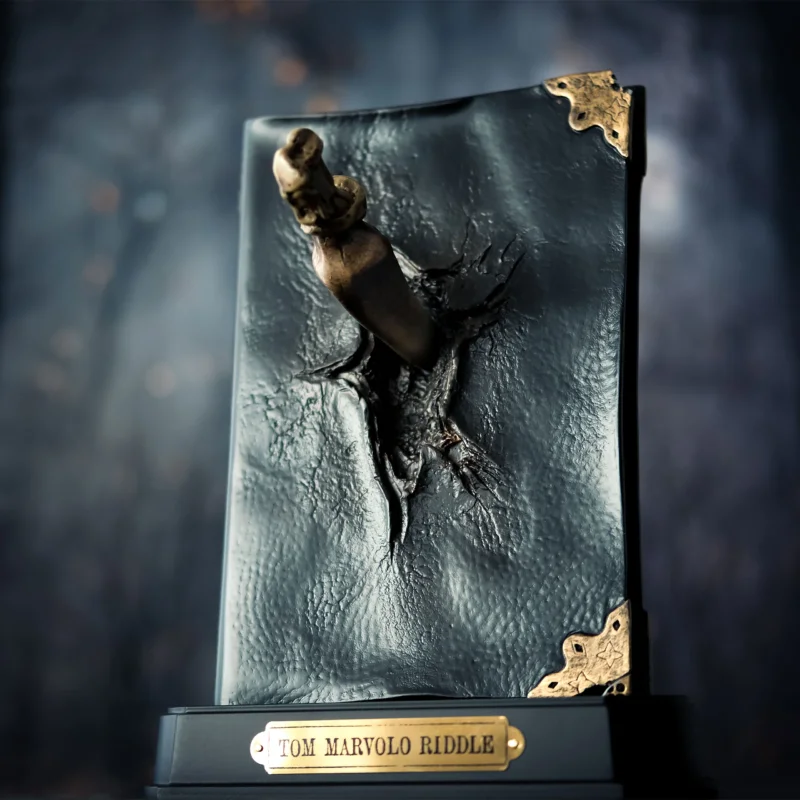 Produktbild Harry Potter - Riddle Tagebuch Statue mit Basiliskenzahn