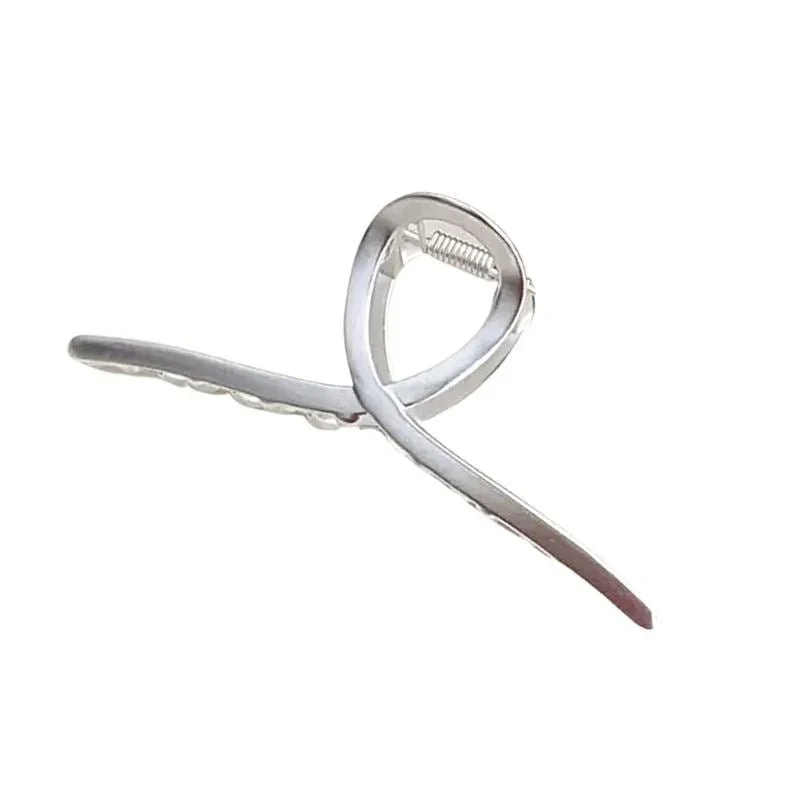 Die SOHO Iva Metal Hair Claw – Silver von SOHO verfügt über ein metallisches offenes Banddesign, ein Federscharnier und einen gezackten Griff – ideal für Fans von Metall-Haarspangen, die einen sicheren Messy Bun oder eine elegante Frisur wünschen.